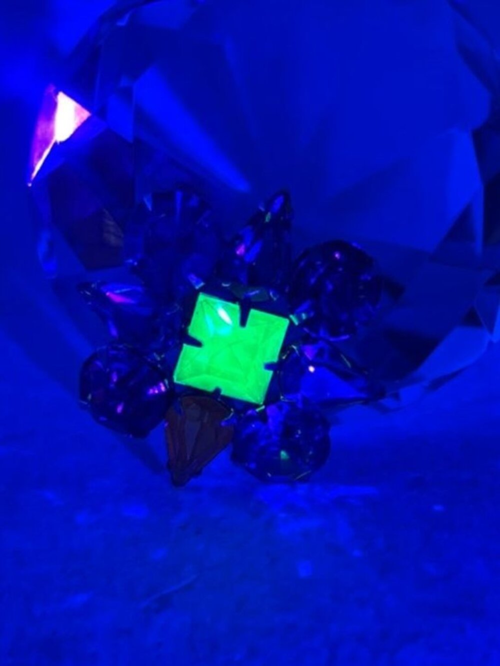 Vintage Uranium Glass Rhinestone Starburst Brooch 1950s UV Glow Pin - Picture 4 of 4